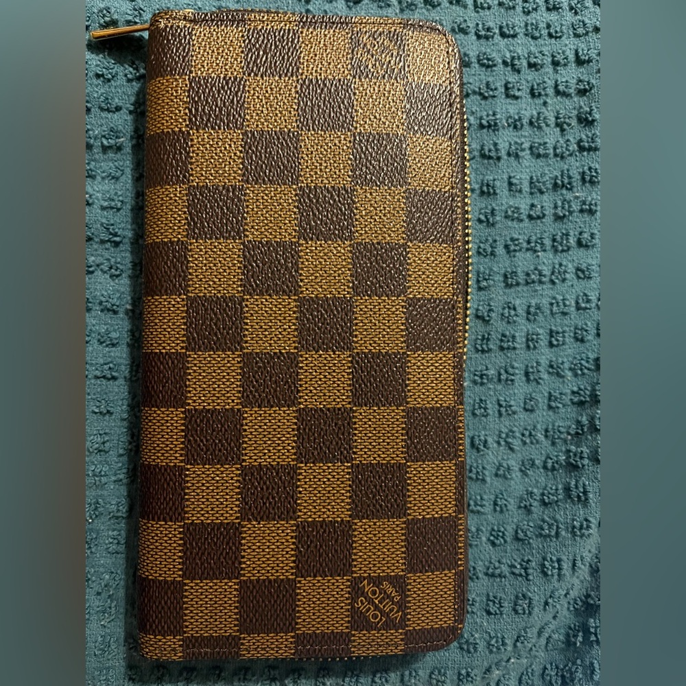 Louis Vuitton Zippy Wallet  Ebene